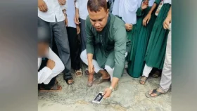 শিক্ষার্থীর ফোন হাতুড়ি দিয়ে ভাঙলেন শিক্ষক