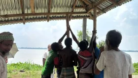হঠাৎ তিস্তায় ভাঙন, ঘরবাড়ি সরিয়ে নিচ্ছেন নদীপাড়ের মানুষ