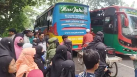 বাসের ধাক্কায় শিক্ষিকার মৃত্যু, শিক্ষার্থীদের সড়ক অবরোধ