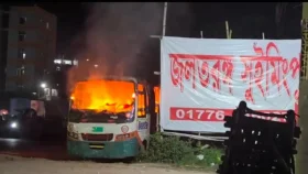 গভীর রাতে মোহাম্মদপুরে পার্কিং করা বাসে অগ্নিকাণ্ড