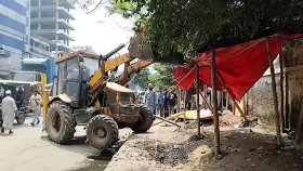 টঙ্গীতে সড়ক-ফুটপাত দখলমুক্ত করতে উচ্ছেদ অভিযান