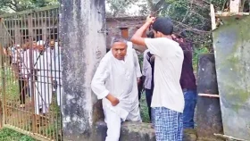 ফটকে জং ধরা তালা, কাঁটাতারের বেড়া সরিয়ে স্বাস্থ্যকেন্দ্রে ঢুকলেন এমপি