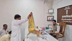 কর্মকর্তার টেবিলে কুকুর ছেড়ে প্রতিবাদ