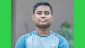 ঘুষ খাওয়ার প্রতিযোগিতা চলছে