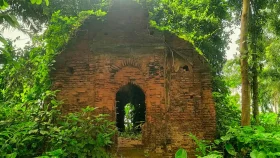 সংরক্ষণের অভাবে বিলীন হওয়ার পথে বাগাতিপাড়ার প্রাচীন মসজিদ