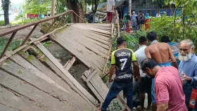 ব্রিজ ভেঙে খালে, বেঁচে গেলেন জেলা প্রশাসক