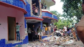 পাবনায় শিশুকে ধর্ষণের পর হত্যা: আসামির বাড়ি গুঁড়িয়ে দিলো বিক্ষুব্ধ জনতা