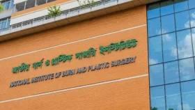 পারিবারিক ঝগড়ায় গায়ে পেট্রোল ঢেলে আগুন, নারীসহ দগ্ধ ৫