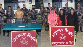 মহেশপুর সীমান্তে পৃথক অভিযানে ভারতীয়সহ আটক ৪