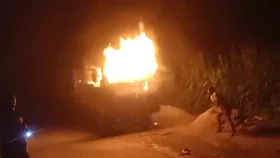 মহাসড়কে দাঁড়িয়ে থাকা ট্রাকে অগ্নিকাণ্ড