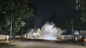 গভীর রাতে শাহবাগে ৩ নেতার মাজারের পাশে ককটেল বিস্ফোরণ