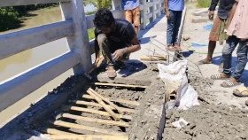 টাঙ্গাইলের বাসাইলে ব্রিজ নির্মাণে রডের পরিবর্তে বাঁশের ফালা