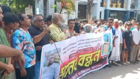 মদ না দেওয়ায় দোকানকর্মীকে পুড়িয়ে দেওয়ার অভিযোগে মানববন্ধন