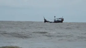 ৪ দিন ধরে সাগরে ভাসছে ১৮ জেলে, নেই উদ্ধার অভিযান