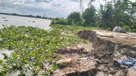 আড়িয়াল খাঁর ভাঙনে সর্বস্ব হারাচ্ছেন মিয়ারচরের বাসিন্দারা