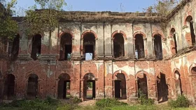 একসময় অতিথিদের অভ্যর্থনা জানাতে এখানে টাকার নোট পোড়ানো হতো