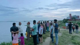 মেঘনায় ট্রলারডুবি: ২৩ ঘণ্টায়ও সন্ধান মেলেনি ৪ জনের