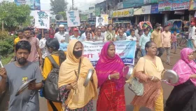 দাবি আদায়ে থালা-বাসন হাতে বরিশালে শ্রমিকদের মিছিল