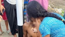 খুঁটিতে বাঁধা বাবা, রুটি-চা নিয়ে ছুটে এলো মেয়ে