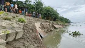 কুড়িগ্রামে ব্রহ্মপুত্রের তীর রক্ষা বাঁধে ভয়াবহ ধস