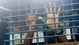 জং ধরা হ্যান্ডকাফে রক্তাক্ত হাত