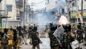 ভারতে মসজিদ ভাঙা নিয়ে বিক্ষোভ, পুলিশের লাঠিচার্জ-কাঁদানে গ্যাস