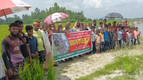 কুড়িগ্রামে ধরলার ভাঙন ঠেকাতে স্থায়ী বাঁধের দাবিতে মানববন্ধন