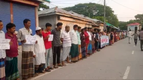 দুই যুবকের হাতে ইয়াবা দিয়ে ভিডিও ছড়ানোর অভিযোগ