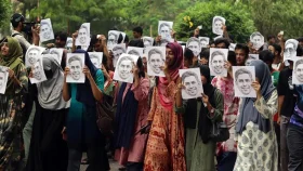 চুয়েট শিক্ষার্থীদের অভিনব প্রতিবাদ &lsquo;মুখোশ মিছিল&rsquo;