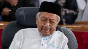 স্ত্রীর মৃত্যুর পর হাসপাতালে মাহাথির মোহাম্মদ