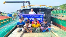মেঘনা থেকে অবৈধ বালু উত্তোলন, আটক ৮