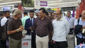 শাহজালাল বিমানবন্দরে পর্যটনমন্ত্রীর আকস্মিক পরিদর্শন