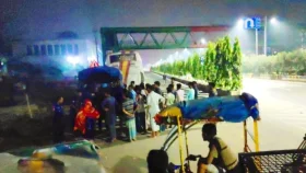 অস্ত্রের মুখে বাসযাত্রীদের জিম্মি করে টাকা-মোবাইল লুট