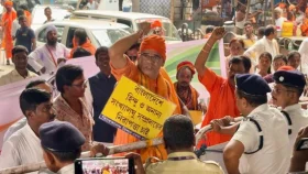 কলকাতার বাংলাদেশ মিশনে ব্যারিকেড ভেঙে ঢোকার চেষ্টা