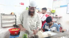 ৫০০ টাকা নিয়ে শহরে টিটু মিয়া, চা বিক্রিতে বদলে গেলো জীবন