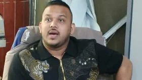 প্রিজন ভ্যান খুলে দেন এসআই, প্রাইভেট কারে চলে যান &lsquo;পিচ্চি রাজা&rsquo;