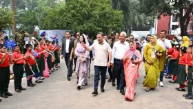 শিশু একাডেমিতে প্রধানমন্ত্রীকে ফুল দিয়ে বরণ করলো ১৫০ শিশু