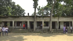 বিদ্যালয়ের ঝুঁকিপূর্ণ ভবনেই চলছে পাঠদান, আতঙ্কে শিক্ষার্থীরা