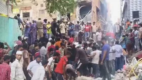 দিল্লিতে বহুতল ভবন ধস, হতাহতের শঙ্কা