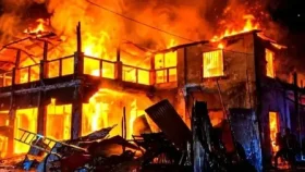 মধ্যরাতে অগ্নিকাণ্ডে পুড়লো ঝলমল সিনেমা হলসহ ২০ দোকান