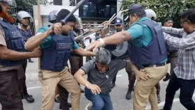 রাজধানীতে বিক্ষোভ মিছিলে পুলিশের লাঠিপেটা