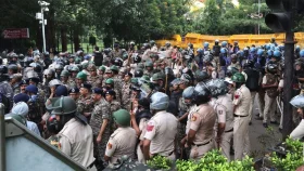 আন্দোলন ঠেকাতে দিল্লিতে নামছে ২৩ হাজার সেনা