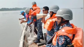 মা ইলিশ রক্ষায় ৯ জেলায় নৌবাহিনীর অভিযান