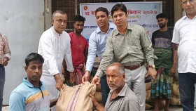 টুঙ্গিপাড়ায় ৩০০ জেলে পরিবার পেলো সাড়ে ৭ টন চাল