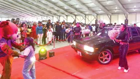আইসিসিবিতে সুপার সেল কার বাজারে ক্রেতা-বিক্রেতার ঢল