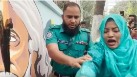রবীন্দ্রনাথের ছবিতে কালি দিতে গিয়ে নারী আটক