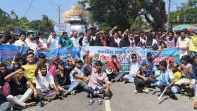 অনির্দিষ্টকালের সড়ক অবরোধ, সাজেকে আটকে পড়লো পর্যটকেরা