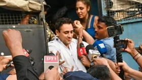 মুম্বাইয়ে বিক্ষোভ থেকে বলিউড তারকা ইমরান খান আটক