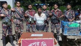 চুয়াডাঙ্গা সীমান্তে ৪টি সোনার বারসহ চোরাকারবারি আটক