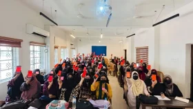 ঢাবির শিক্ষক তাসনিমের বিরুদ্ধে শিক্ষার্থীদের লাল কার্ড প্রদর্শন